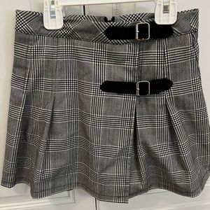 KatieJ medium skirt. Worn a few times. Zipper works perfectly.